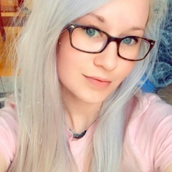 Meet your Posher, Emily - Picture 1 of 1